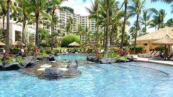 Alberca al aire libre y alberca climatizada