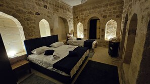 Habitación triple Confort | Escritorio, espacio para trabajar con laptop y insonorización