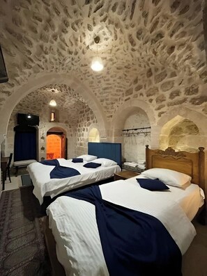 Desk, laptop workspace, soundproofing, iron/ironing board - Firdevs Konagi (Mardin)