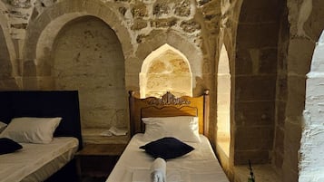 Habitación triple familiar | Escritorio, espacio para trabajar con laptop y insonorización