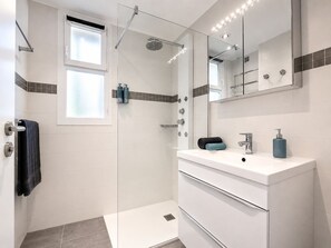 Dusche, umweltfreundliche Kosmetikartikel, Haartrockner, Handtücher