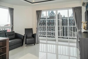 In-room safe, free WiFi, bed sheets - New Nordic Club 2 by Apartwell (Pattaya)