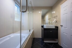 Superior-Studio | Badezimmer | Dusche, Haartrockner, Handtücher