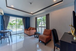 In-room safe, free WiFi, bed sheets - New Nordic Club 2 by Apartwell (Pattaya)