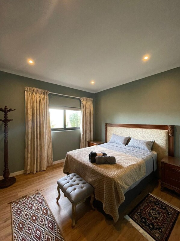 3 bedrooms, iron/ironing board, WiFi, bed sheets