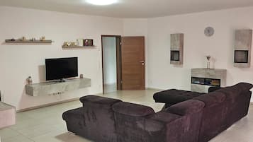 TV connectée, cheminée, livres