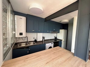 Kühlschrank, Mikrowelle, Ofen, Wasserkocher mit Kaffee-/Teezubehör