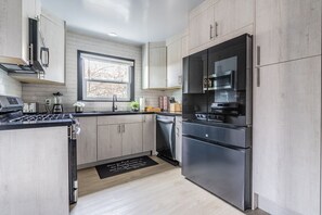 Refrigerador, microondas, horno y parrilla de estufa 