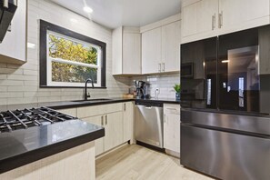 Refrigerador, microondas, horno y parrilla de estufa 