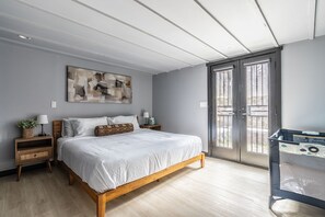 9 habitaciones, tabla de planchar con plancha y cuna de viaje 