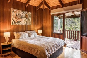 4 bedrooms, iron/ironing board, free WiFi, bed sheets - Basically Beachfront - Eagle Bay Treehouse (Eagle Bay)