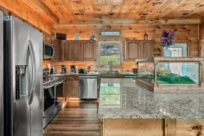 Private kitchen - Elegant Elite Estate By Ghosal Luxury Lodging (Pigeon Forge)