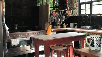 Fridge, oven, stovetop, coffee/tea maker