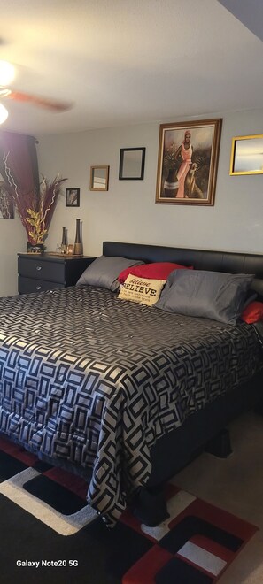 Room - Ecleptic, Laid back 🏡 away from 🏡  (Houston)