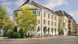 Un immeuble à plusieurs étages sur lequel on peut lire l’inscription « VIKTORIA PARK & HOTEL ».