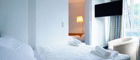 Family Double Room | Desk, laptop workspace, free WiFi, bed sheets