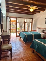 Espacio para trabajar con laptop y tabla de planchar con plancha 