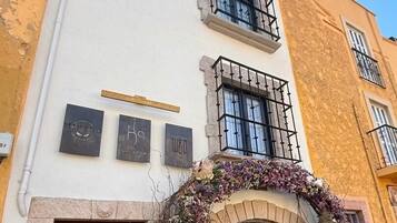 Vista frontal de la propiedad