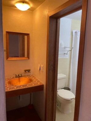 Standard Room | Bathroom | Shower, towels, soap - Hotel Socavon (Guanajuato)