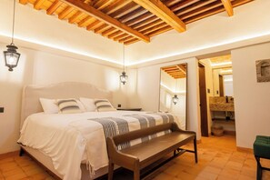 Junior Studio Suite | Laptop workspace, iron/ironing board, free WiFi, bed sheets - Hotel Socavon (Guanajuato)