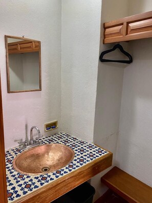 Classic Quadruple Room | Bathroom | Shower, towels, soap - Hotel Socavon (Guanajuato)