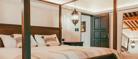 Habitación Premium | Espacio para trabajar con laptop y tabla de planchar con plancha