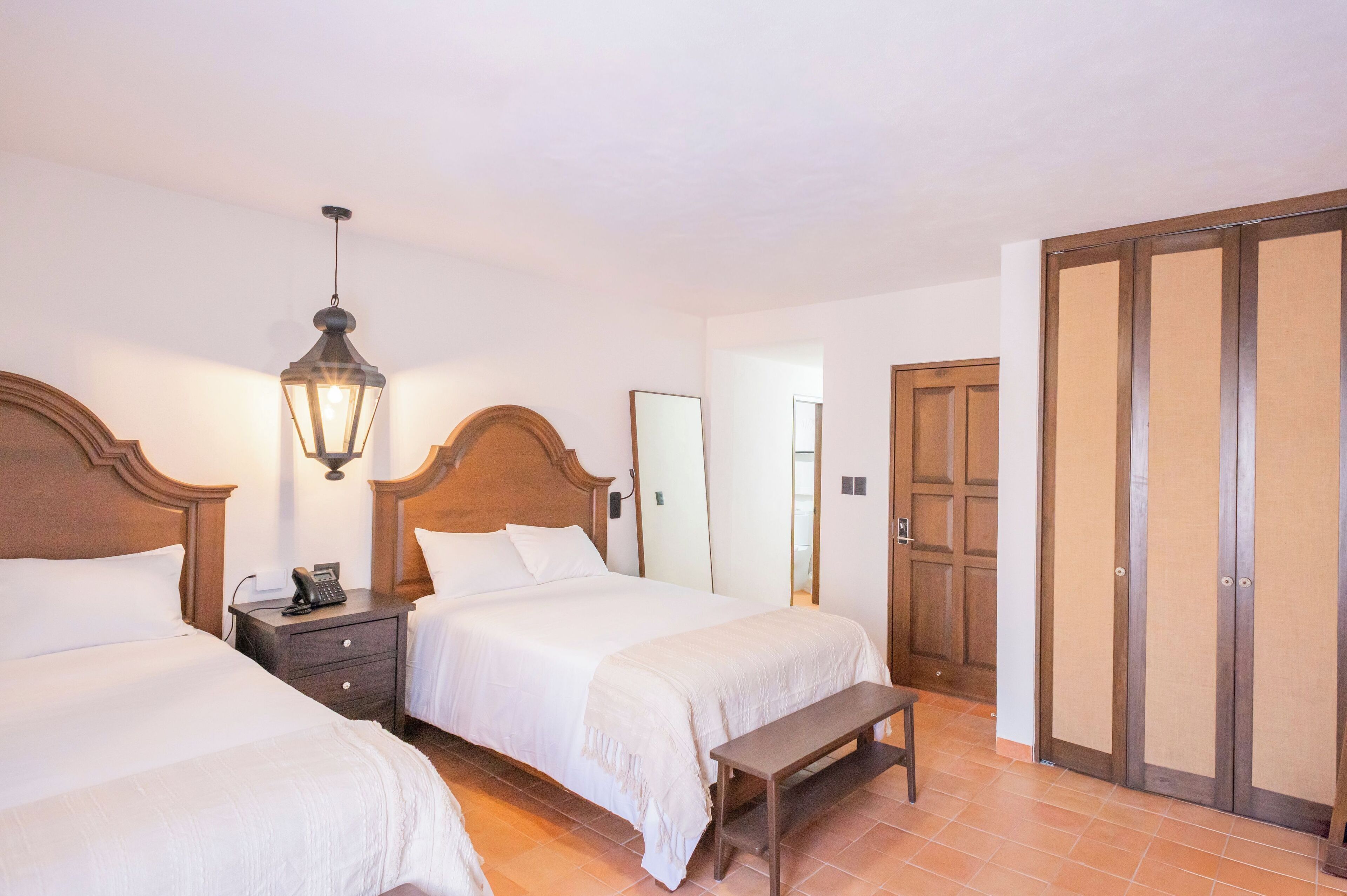 Deluxe Studio Suite | Laptop workspace, iron/ironing board, free WiFi, bed sheets