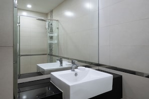 Studio, balcon | Salle de bain