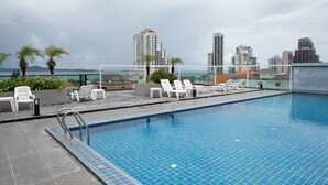 Kolam renang rooftop