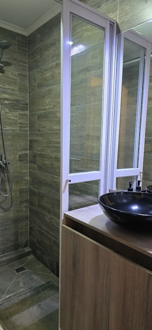 Dusche, Haartrockner, Handtücher, Seife