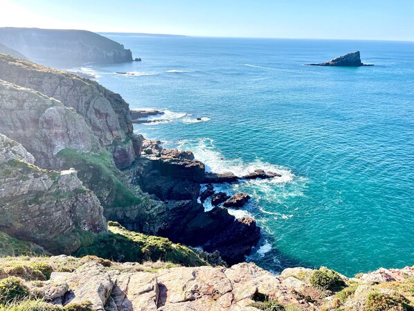 A coastal landscape with rocky cliffs and a clear view of the ocean. - Clos du Cèdre (Dinan)