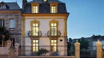 Vista frontal de la propiedad