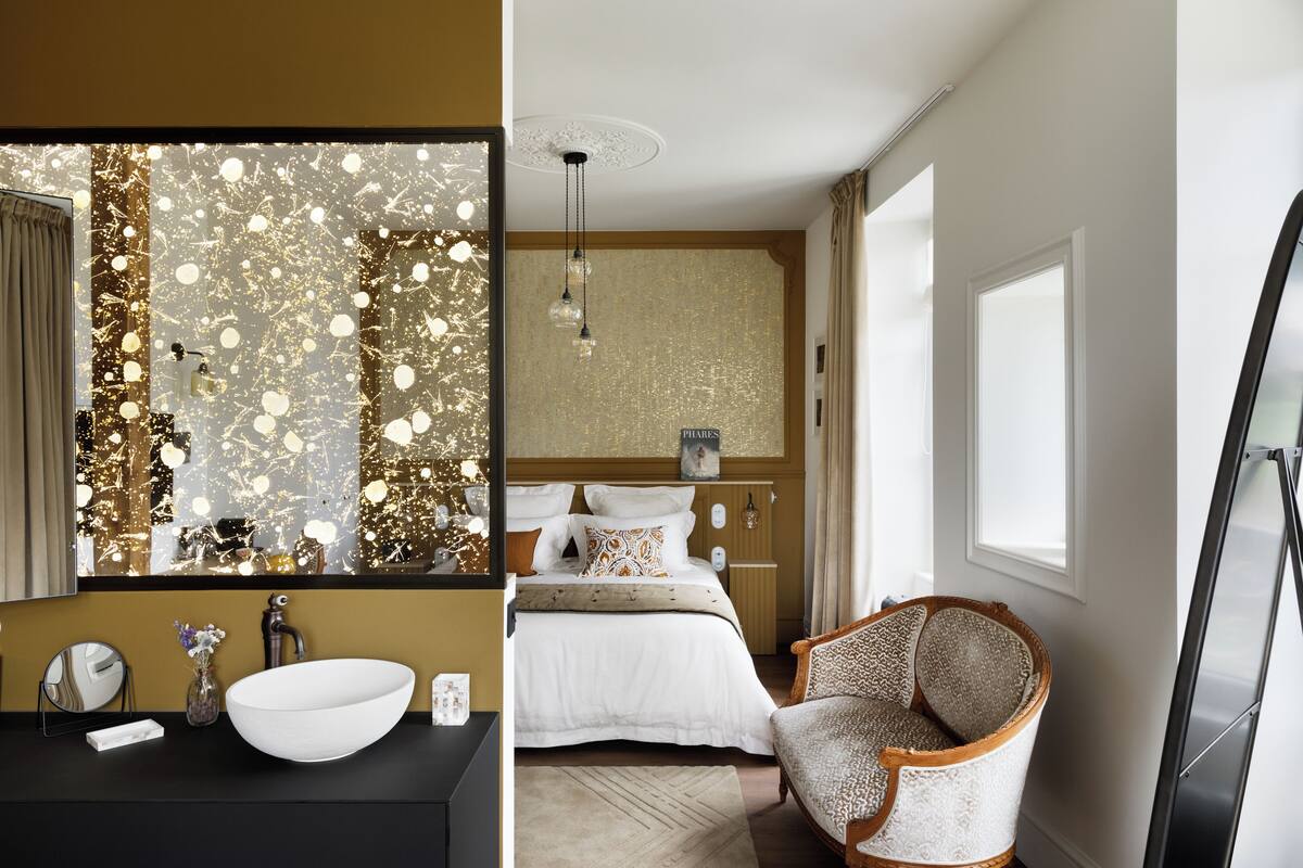 Quarto moderno com um espelho grande, uma cama branca e um design de parede exclusivo.