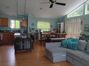 Smart TV, fireplace, DVD player, books - TreeFort, ZipLine, Kayaks, Beach6min drive, Vaulted Ceilings, ScreenPorch & Deck (Narragansett)