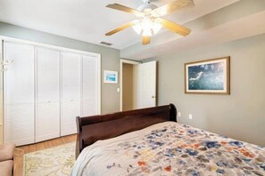 2 bedrooms, in-room safe, desk, travel crib - TreeFort, ZipLine, Kayaks, Beach6min drive, Vaulted Ceilings, ScreenPorch & Deck (Narragansett)