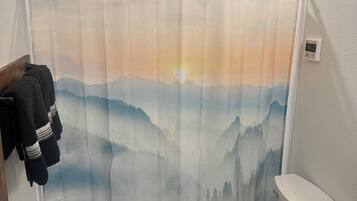 Regadera, secadora de cabello, toallas