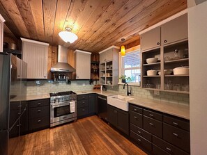 Fridge, microwave, oven, stovetop - Historic Victorian Home (Moscow)
