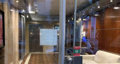 Departamento amplio frente parque sarmiento a 1 cuadro de terminal