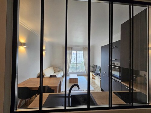 Refait à neuf: 5min des Champs-Elysees, La Defense Arena, 20min la Tour Eiffel 