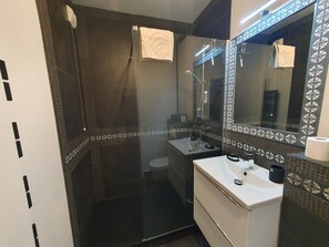 Towels, soap, toilet paper - Refait à Neuf: 5min des Champs-elysees, La Defense Arena, 20min la Tour Eiffel (Neuilly-sur-Seine)