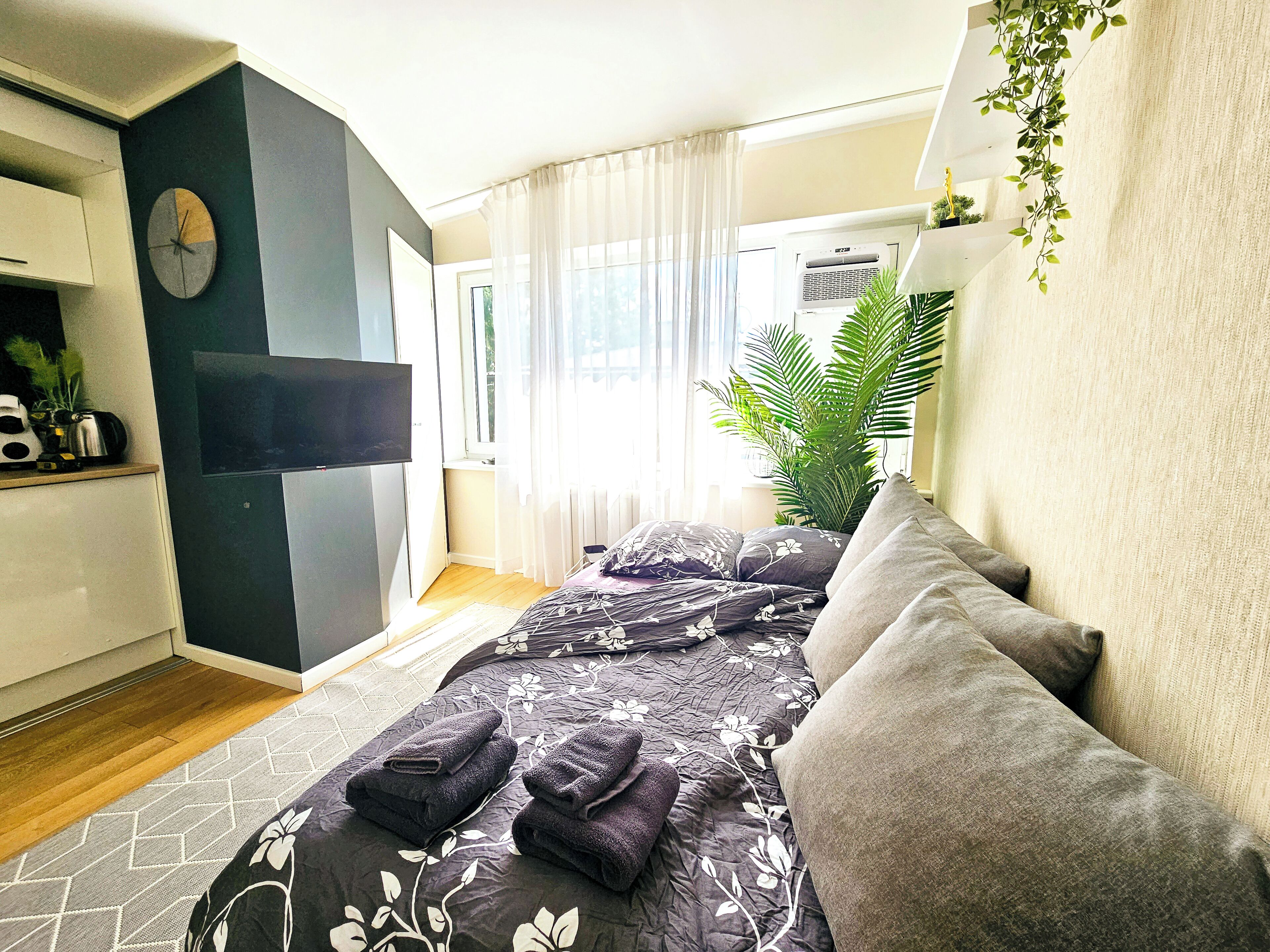 Apartamento estándar, varias camas, Aire acondicionado | Zona de estar | Televisión de pantalla plana de 42 pulgadas con canales digitales