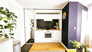 Standard Apartment, Multiple Beds, Air conditioning | Private kitchen | Full-size fridge, microwave, oven, stovetop