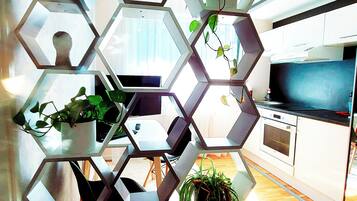 Apartament estàndard, diversos llits, aire condicionat | Sala d'estar | Televisor de pantalla plana de 42 polzades amb canals digitals