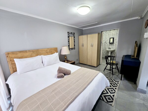 1 bedroom, iron/ironing board, WiFi, bed sheets - Waterfall City Guest Lodge - Luxury King Apartment (Sandton)