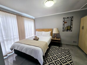 1 bedroom, iron/ironing board, WiFi, bed sheets - Waterfall City Guest Lodge - Luxury King Apartment (Sandton)