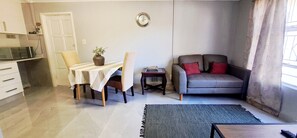 Smart TV, fireplace - Waterfall City Guest Lodge - Luxury King Apartment (Sandton)