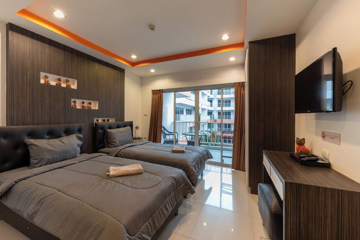 Basic Studio, Balcony