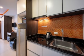 Basic Studio, Balcony | Private kitchenette