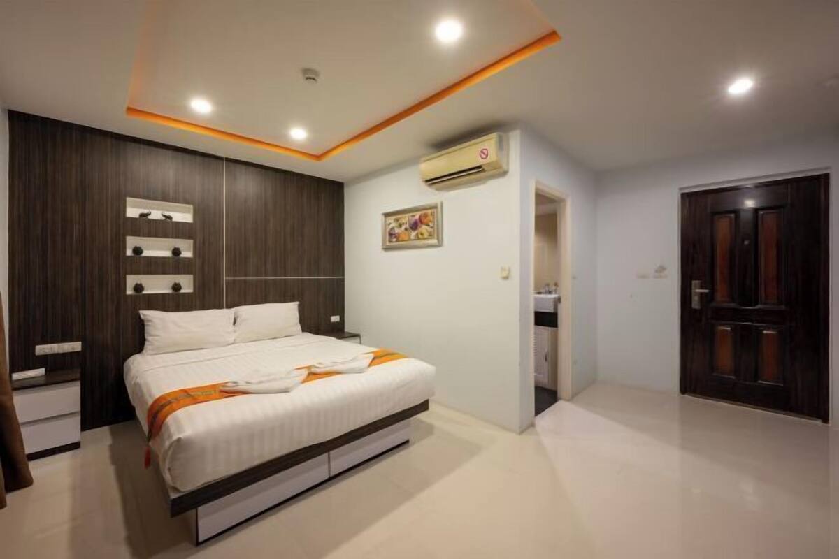 In-room safe, free WiFi, bed sheets