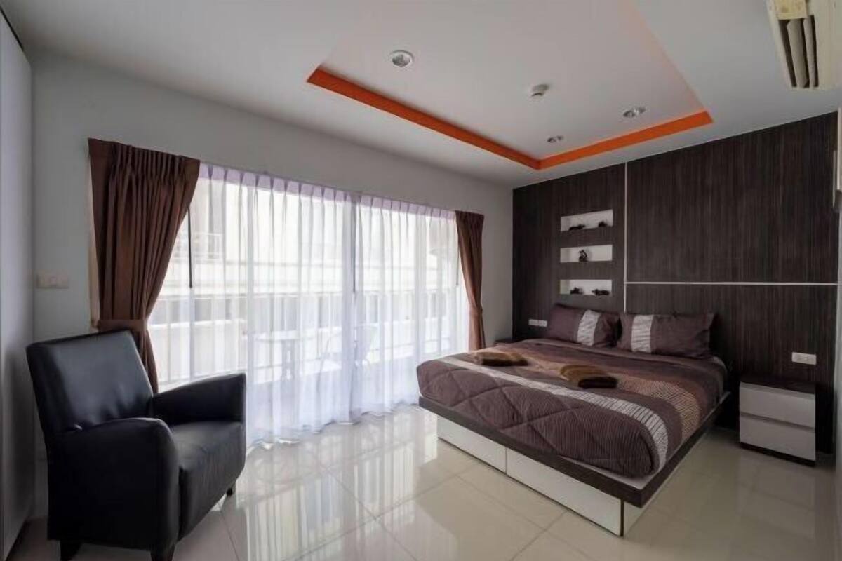 In-room safe, free WiFi, bed sheets